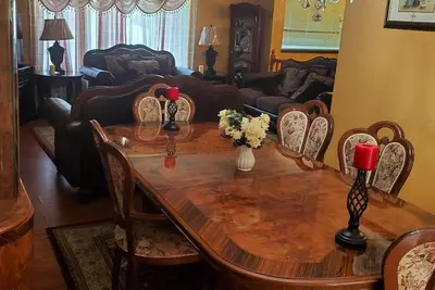 Image de Grate location! Walking distance to park, dinning and beach.