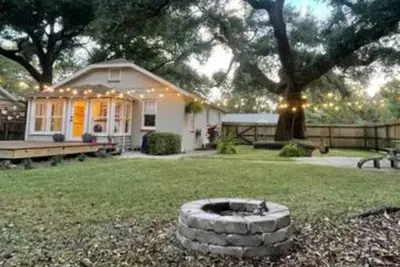 Image de Serene & Stylish Private Cottage Near Beach, Downtown, and Local Eats. 2bed/1ba