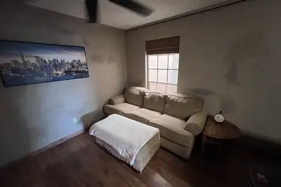 Image de *New* ★ Family sized Condo Near Downtown with FastWi-Fi and exclusive balcony! ★