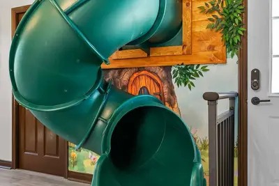Image de Disney Explorer - Sauna, Theater, Arcade and More!