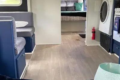 Image de Primitive Camping Executive Suite in nature-3 mins from Speedway