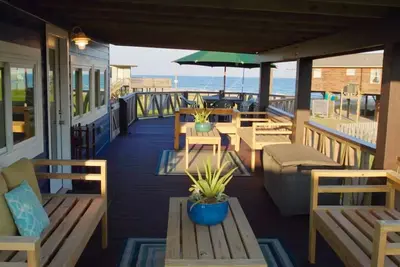 Blue Skies and just steps to the ocean, recent remodel, 3 bedrooms