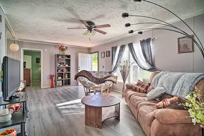 Image de Private Yard & Fire Pit: Pet-Friendly Midway Abode