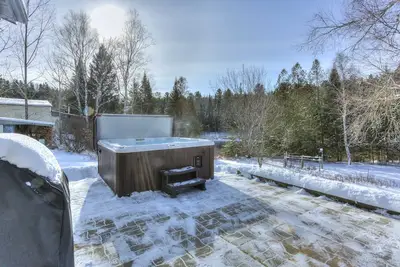 Image de Hjort Chalet - Rivière-Rouge, 3bdr 7bed Heated floors Riverfront Spa, Pool table Gas fireplace Newly