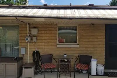 Image de Located Near Notre Dame and other local Colleges. Sleeps 3-4