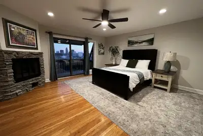 Image de New House of Liberty: 3br 2ba w/ Prvt Hot Tub, Modern Patio, Amazing City Views