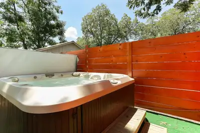 Image de Urban Chicken Relic with Hot Tub