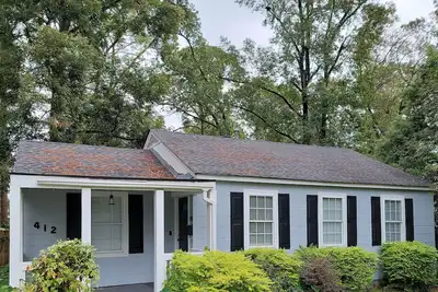 Image de Downtown Fully Furnished Renovated Bungalow Allowing Pets