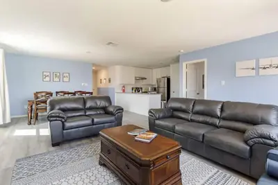 Image de Spacious, New Home with Gorgeous Edison Patio