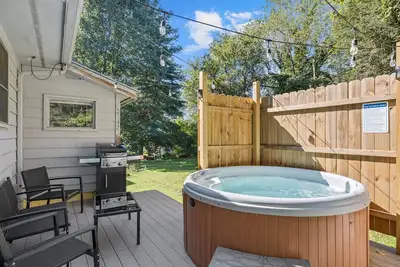 Image de ♥ Hot Tub -King Bed -3 Miles to Avl Downtown -Simply Squared