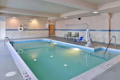 Image de 1 Bedroom | Shared Indoor Pool. Free Breakfast