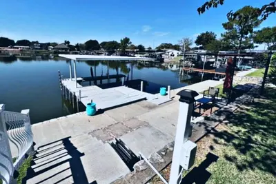 Image de Cozy 3 Bedroom Lake House with boat dock/patio on deep water.