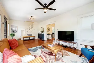 Image de Completely Updated Home-sleeps 6-Centrally Located
