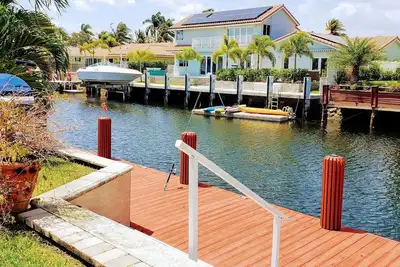 Image de Quiet, Elegant Waterfront Villa with Heated pool