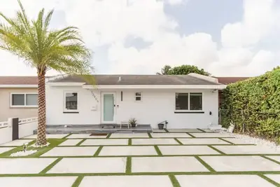 Lovely & Modern Canal-Side Townhouse with Pool!