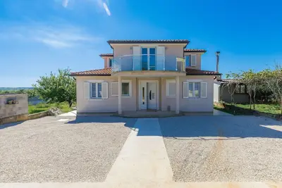 Image de Belle maison de vacances privée avec piscine privée, Wifi, climatisation, Tv, terrasse, parking