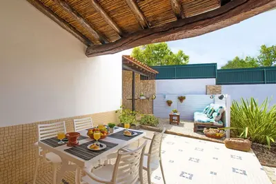 Image de Bel appartement dans une maison de vacances avec Wifi, piscine, climatisation, Tv, patio, parking