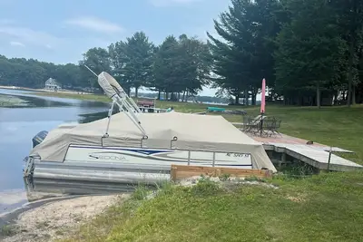 Image de Cottage on Big Star Lake with pontoon rental available! 2 bedroom sleeps 6