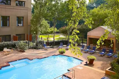 Image de Relax and Unwind! Enjoy Spacious unit w/ Kitchen. Swimming Pool Access & Parking