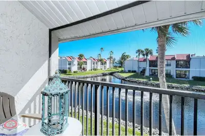 Image de Runaway Bay 2/2! Walking distance to beach and pool! Fall dates open, Book Today!