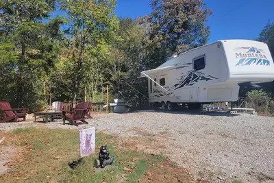Image de Smokey Mountain hideaway camper with waterfall