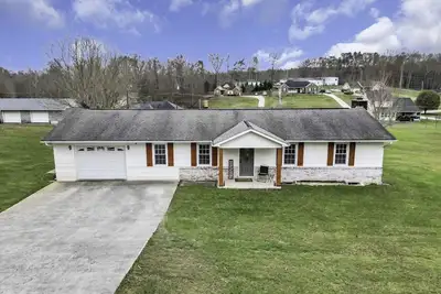Image de Cozy country home on 1. 5 fenced acres - 10 min from Norris Lake & Atv Trails