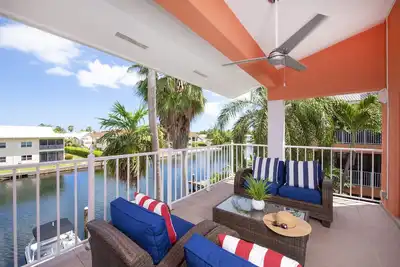 Image de Britannia #634 3 Br Luxury 7 Mile Beach Canal Front Condo