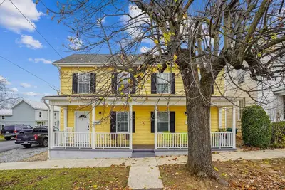 Steps to downtown fun and food! No Cleaning Fee! !