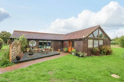Image de The Lodge, character holiday cottage, with open fire in Catfield