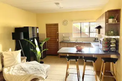 Image de Comfy and modern 2 bedroom apartment overlooking stable