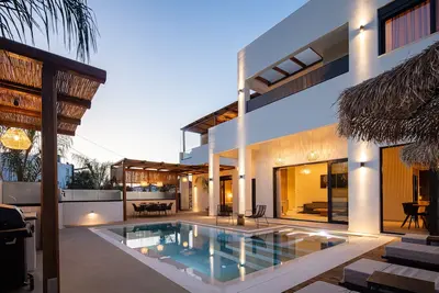 Image de Luxurious Apartment with Private Pool just 100m from the Beach