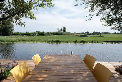 Image de Luxurious semi-detached 5-person holiday home by the water.
