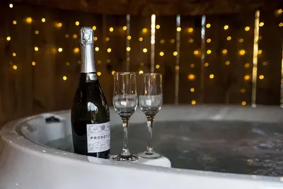 Image de Ivydene - Luxury Cottage with Covered Hot Tub and Log Burner.