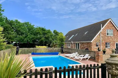 Luxury Holiday Home With Pool - Sleeps 13