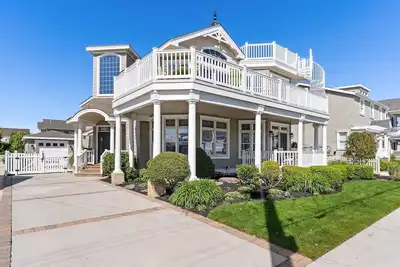 Image de Wonderful Southend Stone Harbor home featuring 5 Bedrooms, 3 Full Baths and 2 Powder Rooms