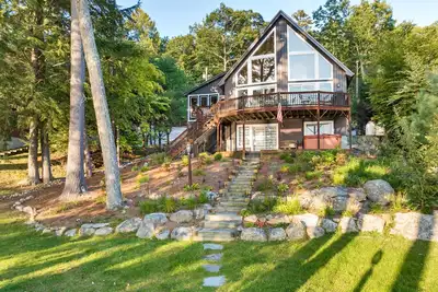 Image de Adirondack style Winnipesaukee waterfront home with 4 bedrooms and Sw Exp