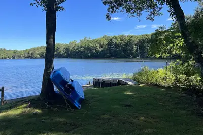 Image de Waterfront on Lake! 6 bd, 2 bth. Central Air. Huge Deck. Paddle boat!