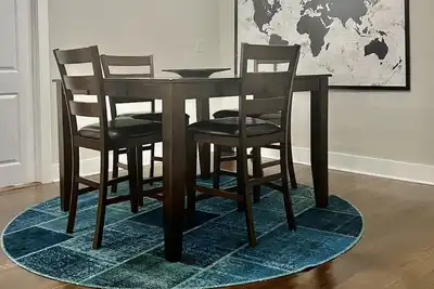 Image de Charming & Comfortable Retreat with Wi-Fi, Parking, and In-Home Laundry!