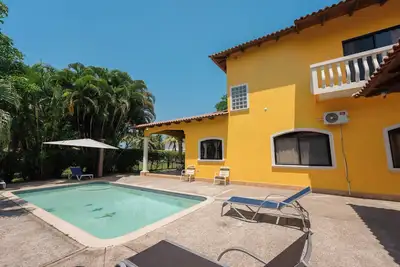 Image de Villa with a private pool in Tela! Azalea House