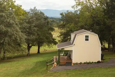 Image de On farm cottage with mountain views.