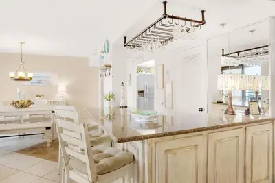 Image de Enclave 401a | Across from Gated Beach • Pool-View Balcony • King Suite • Sleeps