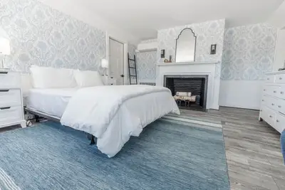 Image de Spacious room with Queen bed and pullout couch - Dog Friendly!