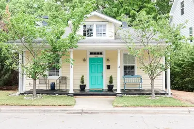 Image de The City Cottage, pet friendly, walk to shops, food & Ncsu