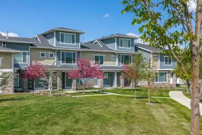 Image de Entire Townhome “Legends Retreat” Clean + Modern