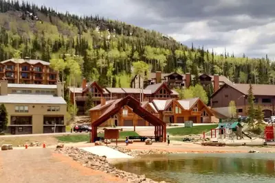 Image de Cozy 2-Bed Mountain Condo with Stunning Views & Private Patio