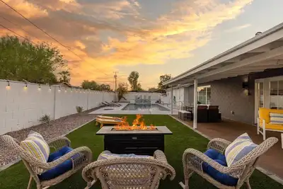 Image de Old Town Scottsdale Home- Heated Pool & Games