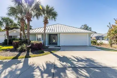 Image de Large Private Beach! Pickleball! Pools! Hot Tub! Grills! Beach Service Included!