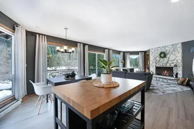 Image de Mid-Century Escape | Mt Hood Resort | Views + Pets