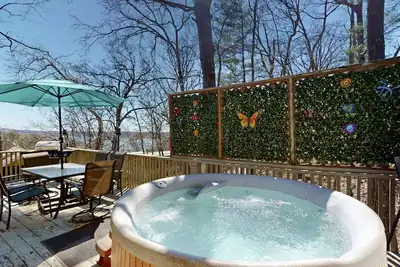 Image de Lake Ozark retreat with shared pool, private hot tub, deck, grill