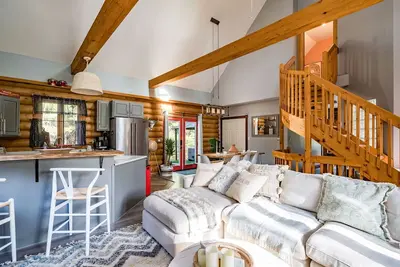 Image de Cozy Cabin Inn w/ Private Hot Tub, Fire Pit + close to Golf, Trails, Waterfalls